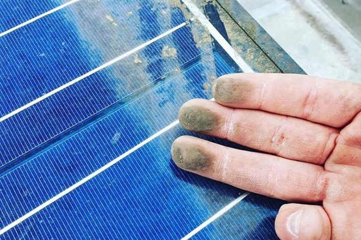 肮脏的太阳能电池板